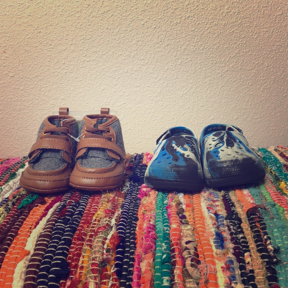 CARTER’S HIKING BOOT/RUBBER SHOE BUNDLE SIZE 0-3M